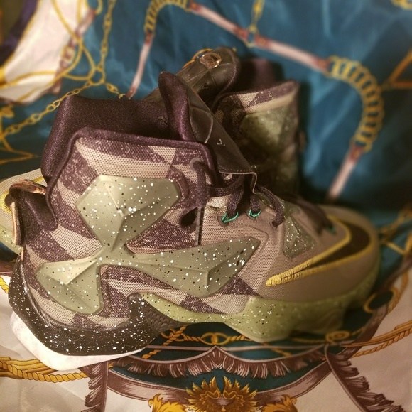 Nike LeBron 13 shoes - Picture 2 of 3